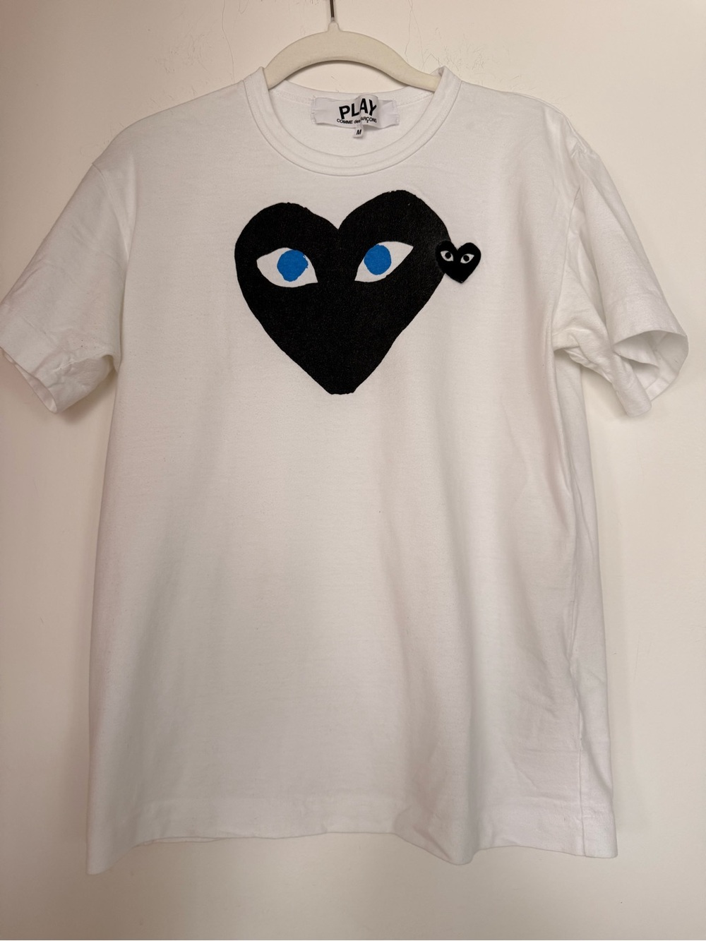 Comme des Garรงons PLAY White Tee with Black Heart and Blue Eyes